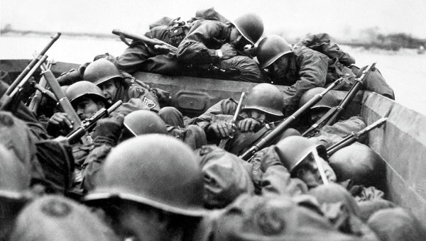 Американские солдаты форсируют Рейн во время Рурской операции. Архивное фото